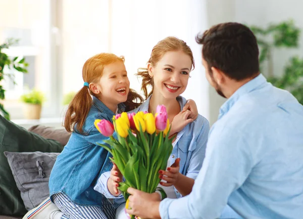 Happy mother's day! Ojciec i dziecko pogratulować matki na holi — Zdjęcie stockowe