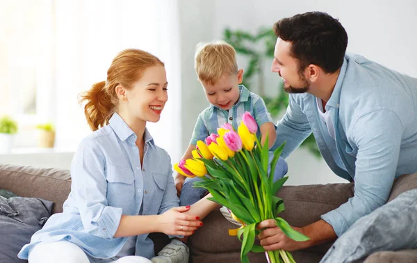 Gelukkige moederdag! vader en kind feliciteer moeder op holi — Stockfoto