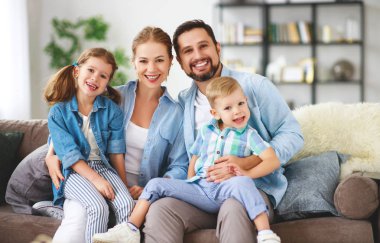 mutlu aile anne baba ve çocukları evde couc