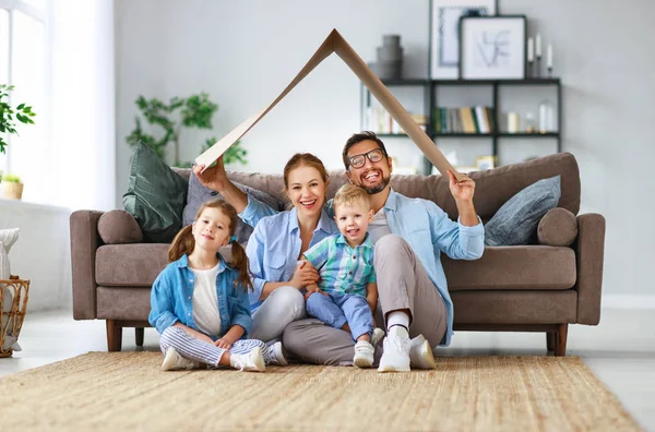 Concetto di alloggio e delocalizzazione. felice padre di famiglia madre un — Foto Stock