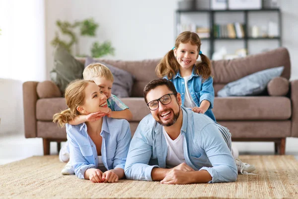 Счастливый отец семейства и дети дома на диване — стоковое фото