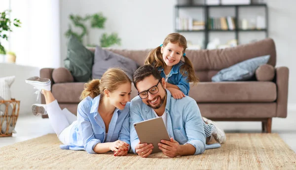 Famille heureuse. père, mère et enfant avec ordinateur tablette à h — Photo