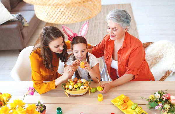 Veselé velikonoce! Rodinné babička, matka a dítě malovat vajíčka — Stock fotografie