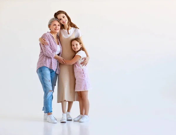 Семья три поколения бабушка, мать и ребенок на белом — стоковое фото