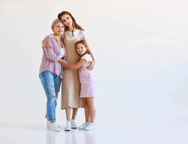 Famille trois générations grand-mère, mère et enfant sur blanc — Photo