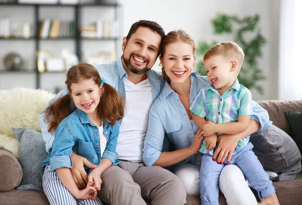 Lyckliga familjen mamma, pappa och barn hemma på couc — Stockfoto