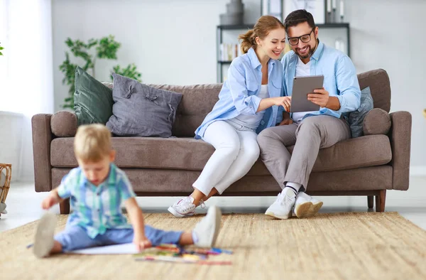 mutlu aile anne baba ve çocuk oğul birlikte evde çizmek 