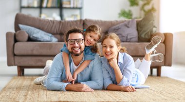 mutlu aile anne baba ve çocuk kız evde couc üzerinde