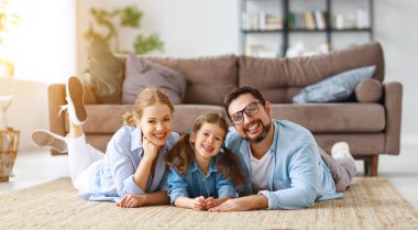 mutlu aile anne baba ve çocuk kız evde couc üzerinde