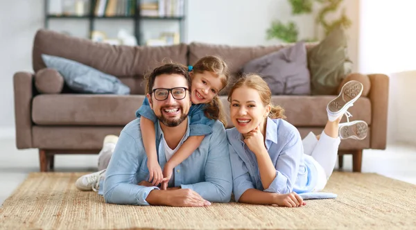 Gelukkige familie moeder vader en kind dochter thuis op couc — Stockfoto