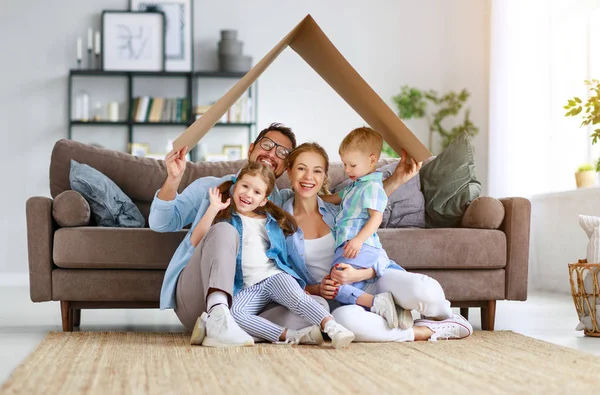 Família feliz mãe pai e filho filho desenhar juntos em casa — Fotografia de Stock