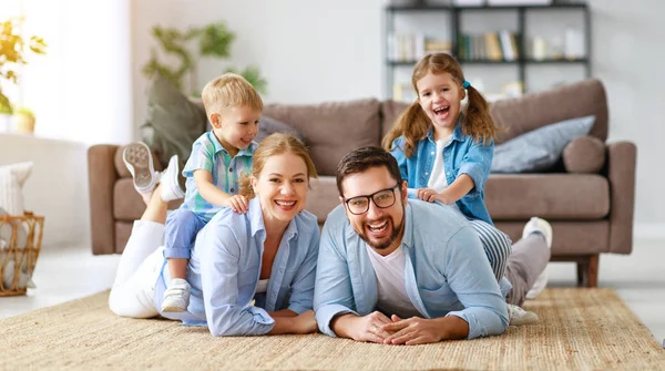 Mutlu aile anne baba ve çocuklar evde kanepede — Stok fotoğraf