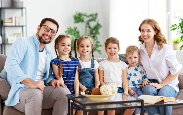 Gelukkig groot gezin vader moeder en kinderen thuis — Stockfoto