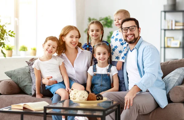 Família grande feliz mãe pai e filhos em casa — Fotografia de Stock