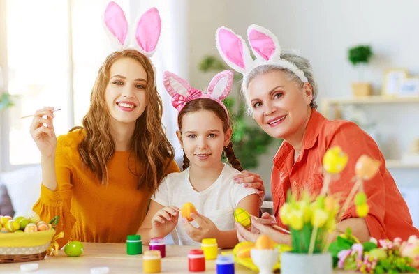 Feliz Páscoa! família avó, mãe e criança pintar ovos e — Fotografia de Stock