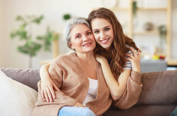 Familia feliz dos generaciones madre e hija adulta — Foto de Stock