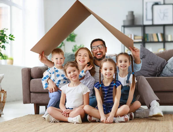 Concept van huisvesting en bedrijfsverplaatsingen. Gelukkig grote familie moeder fath — Stockfoto