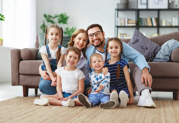 Щаслива велика родина мати батько і діти вдома — стокове фото