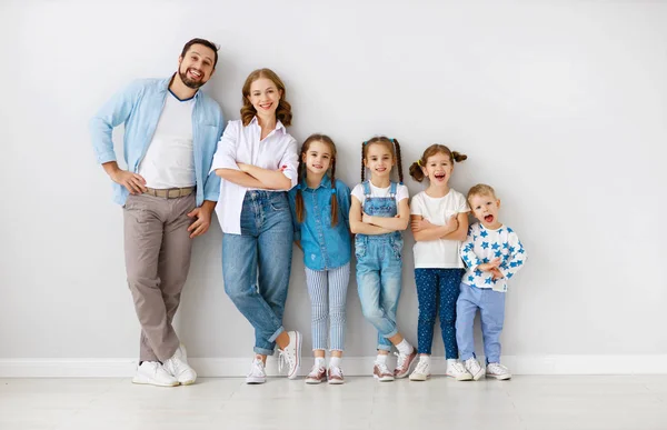 Large family mother father and children sons and daughters on wh — Stock Photo, Image