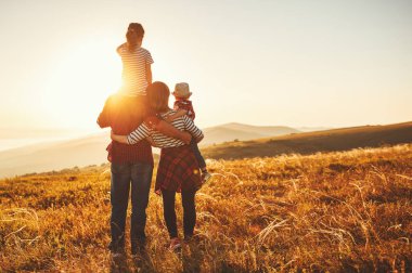 Mutlu bir aile: Anne, baba, çocuk oğlu ve kızı sunse üzerine