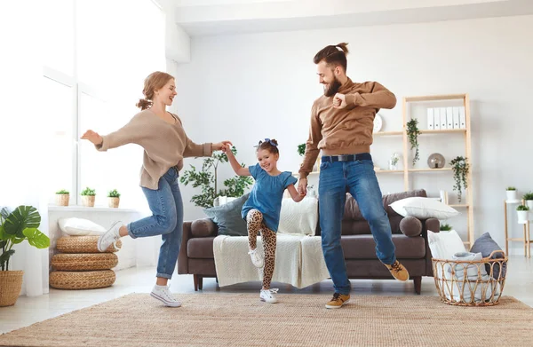 Lycklig familj mor far och barn dotter dansar hemma — Stockfoto