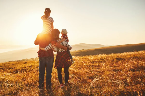 Boldog család: anya, apa, gyermekek fia és lánya, a sunse — Stock Fotó