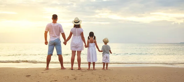 Feliz familia padre, madre e hijos de nuevo en la playa en sí —  Fotos de Stock