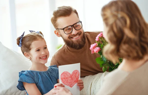 Felice festa della mamma! padre e figlio si congratulano con la madre per holi — Foto Stock