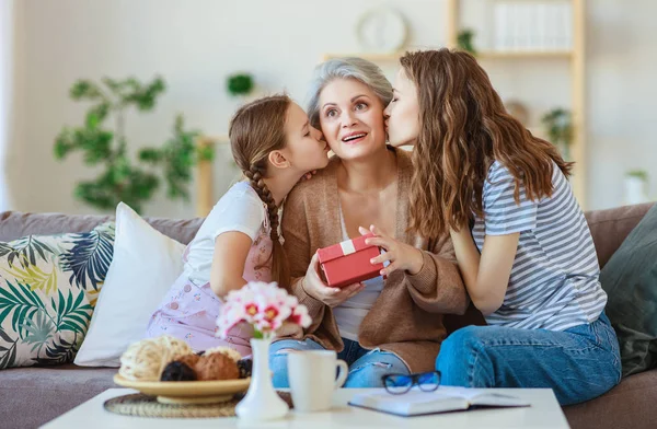 ¡Día de la madre! tres generaciones de madre de familia, abuela a — Foto de Stock