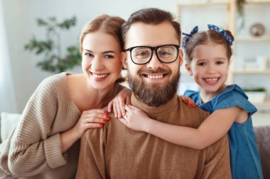 Neşeli mutlu aile anne baba ve çocuk selfies al,
