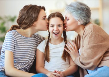 Aile üç kuşak anneanne, anne ve çocuk oyun ve