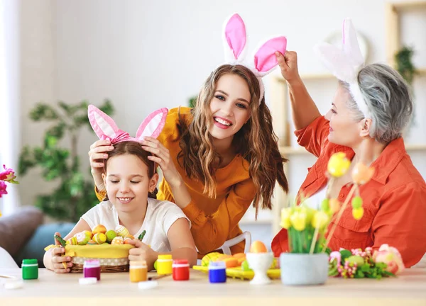 Feliz Páscoa! família avó, mãe e criança pintar ovos e — Fotografia de Stock