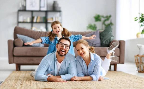 Mutlu aile anne baba ve çocuk kız evde couc üzerinde — Stok fotoğraf