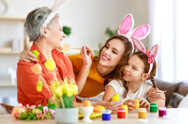 复活节快乐!家庭祖母, 母亲和孩子画鸡蛋 — 图库照片