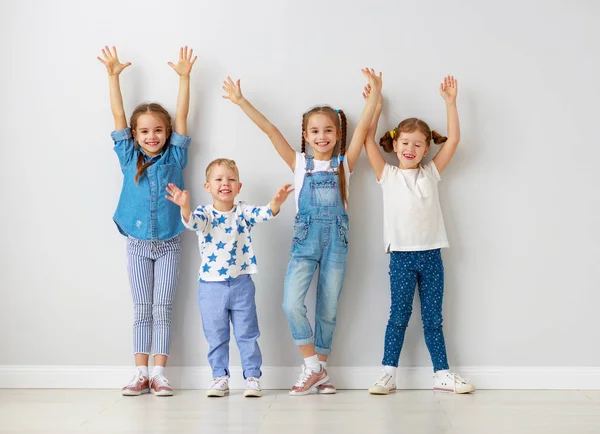 Amici bambini felici intorno al muro vuoto — Foto Stock