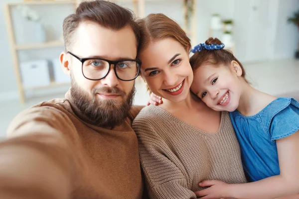 Allegra famiglia felice madre padre e figlio prendere selfie, prendere — Foto Stock