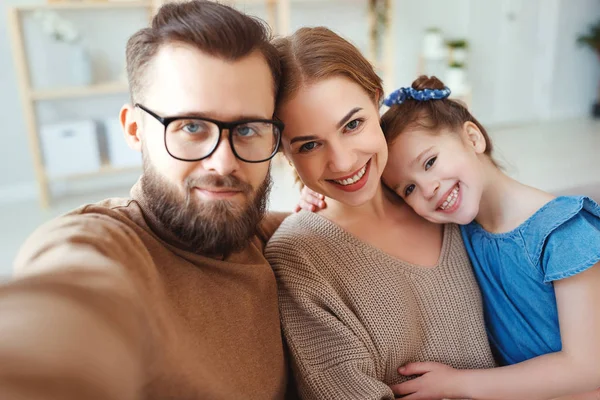 Joyeux heureux famille mère père et enfant prendre selfies, prendre — Photo