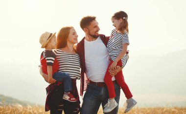 Mutlu bir aile: Anne, baba, çocuk oğlu ve kızı sunse üzerine