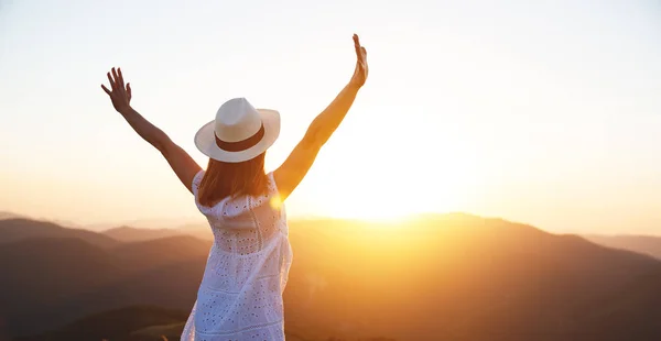 Glückliches Mädchen genießt die Natur bei Sonnenuntergang — Stockfoto