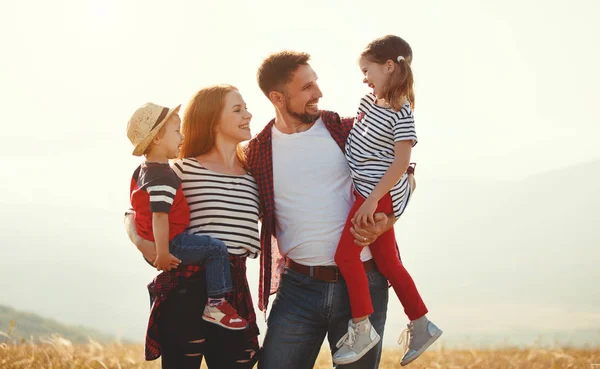 Famille heureuse : mère, père, enfants fils et fille au soleil — Photo