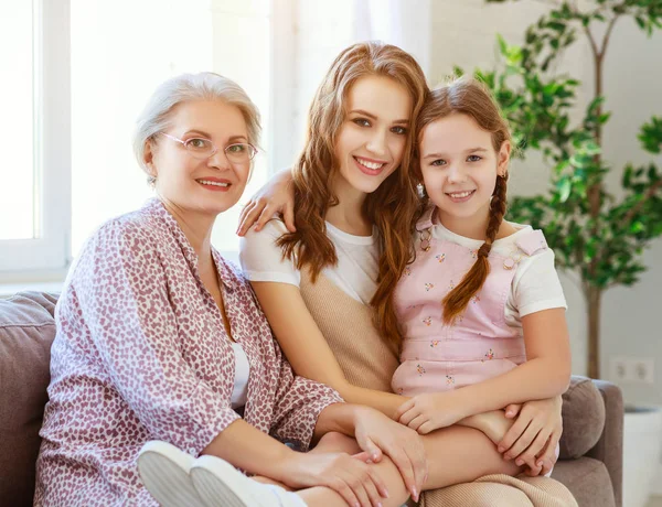 Família três gerações avó, mãe e criança brincam e — Fotografia de Stock