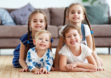 hom mutlu çocuklar arkadaşlar