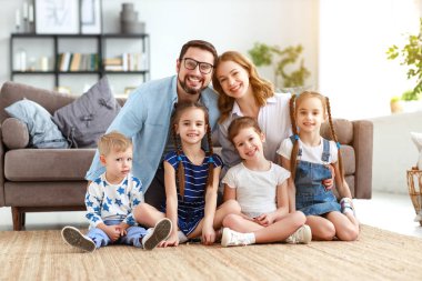 büyük mutlu aile anne baba ve çocuk evde