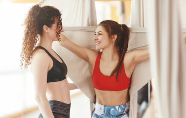 bir grup insan yapan bir hamak Aero yogada sınıfındaki anti