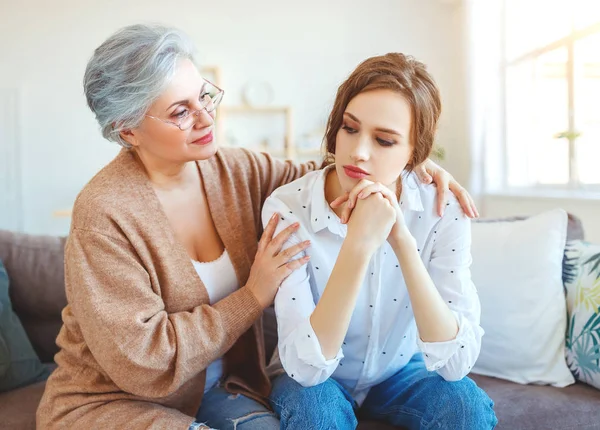 Glückliche Familie zwei Generationen alte Mutter und erwachsene Tochter — Stockfoto