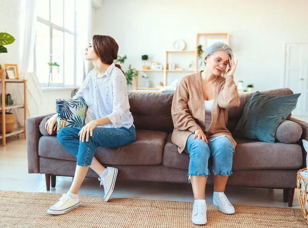 Familienkonflikt zwischen zwei Generationen alter Mutter und erwachsener Tochter — Stockfoto