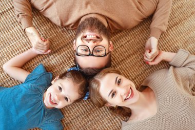 mutlu aile anne baba ve çocuk kız evde gülüyor