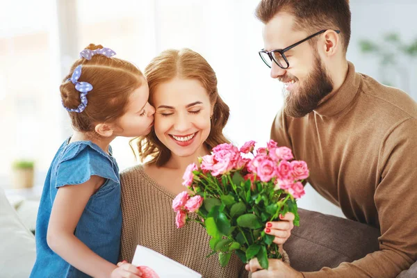 Joyeuse fête des mères ! père et enfant félicitent mère sur holi — Photo