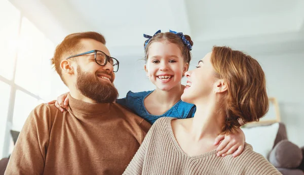 Gelukkige familie moeder vader en kind dochter thuis lachen — Stockfoto