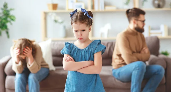 Briga familiar divórcio pais e criança jurar, conflito — Fotografia de Stock
